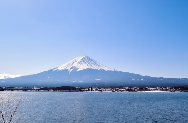 河口湖畔眺望白雪覆頂的富士山