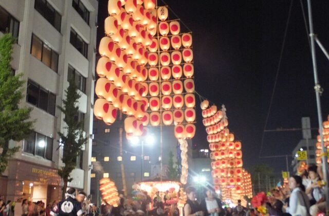 秋田竿燈祭夜本番竿燈燈海，示意包車看祭典