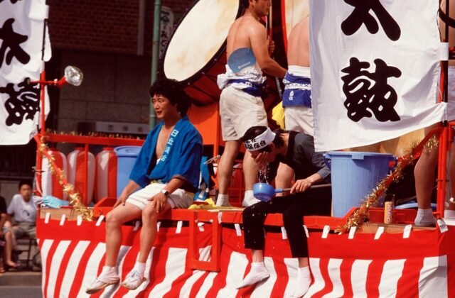 青森睡魔祭巨型武者睡魔燈籠夜間運行，示意包車看祭典