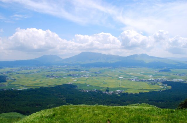 阿蘇破火山口內的田園與阿蘇五岳，熊本縣阿蘇九重國立公園