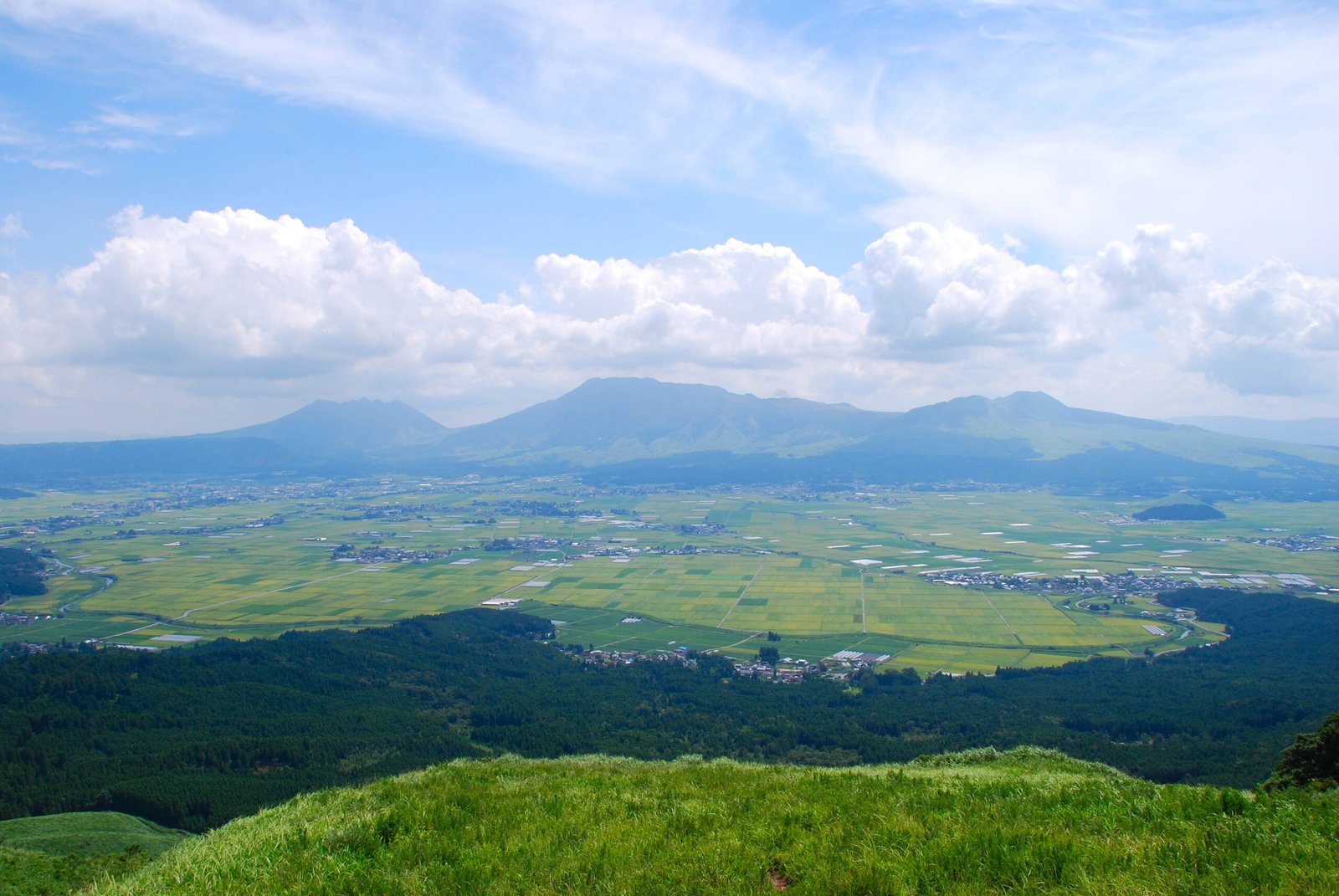阿蘇破火山口內的田園與阿蘇五岳，熊本縣阿蘇九重國立公園