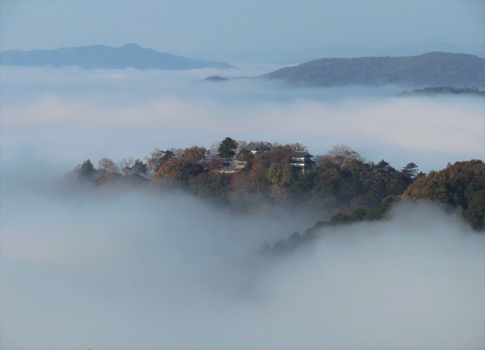 備中松山城浮於秋日雲海之上的天空之城景色