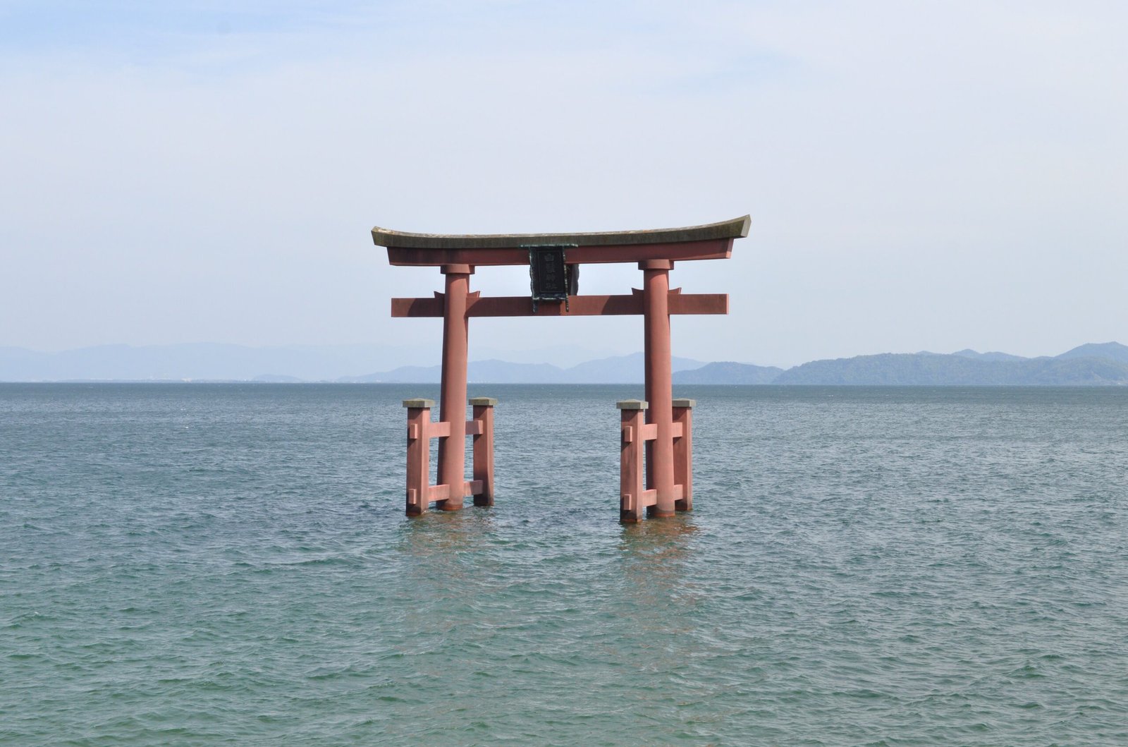 白鬚神社矗立琵琶湖中的朱紅湖中大鳥居，滋賀縣高島市
