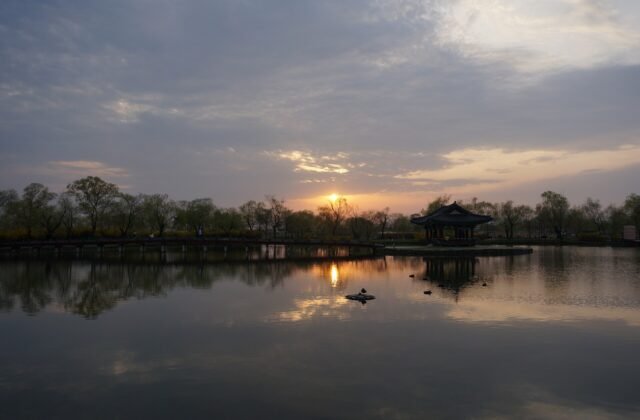 扶餘宮南池，百濟武王時期建的韓國最早人工苑池，湖心亭台與夕照