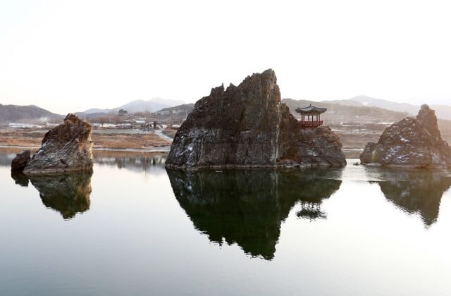 丹陽島潭三峰江上三峰倒映水面
