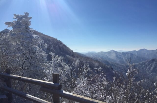 德裕山香積峰一帶覆滿霧凇的稜線與層層山巒（全羅北道茂朱）
