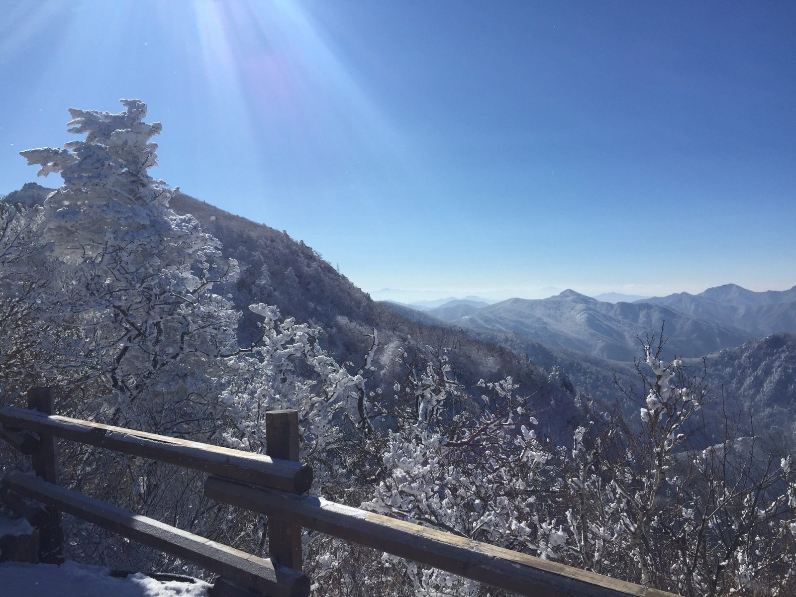 德裕山香積峰一帶覆滿霧凇的稜線與層層山巒（全羅北道茂朱）