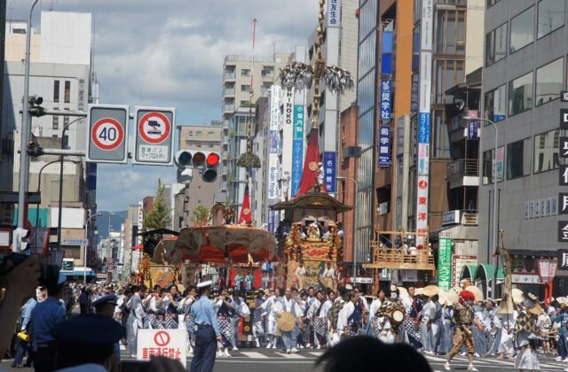 京都祇園祭山鉾巡行，示意包車看祭典避暑串遊