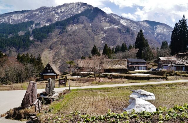 五箇山相倉合掌造集落的茅葺合掌屋與群山