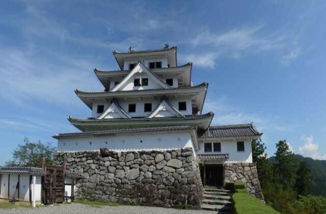 郡上八幡城木造重建的白色天守，岐阜縣郡上市