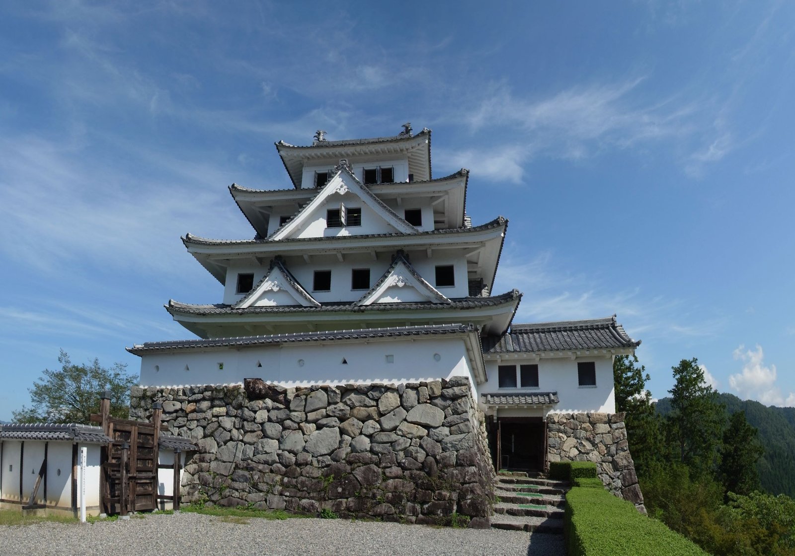 郡上八幡城木造重建的白色天守，岐阜縣郡上市