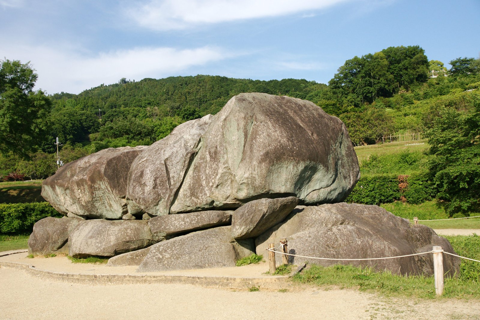 飛鳥時代巨石橫穴式石室的石舞台古墳（奈良縣明日香村）