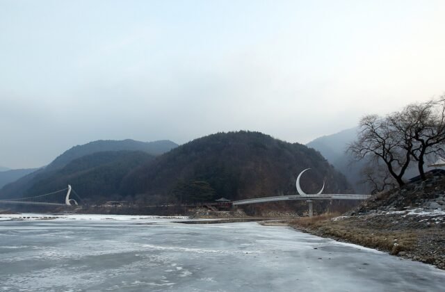 旌善阿吾羅只兩川匯流的冬季雪景與半月橋