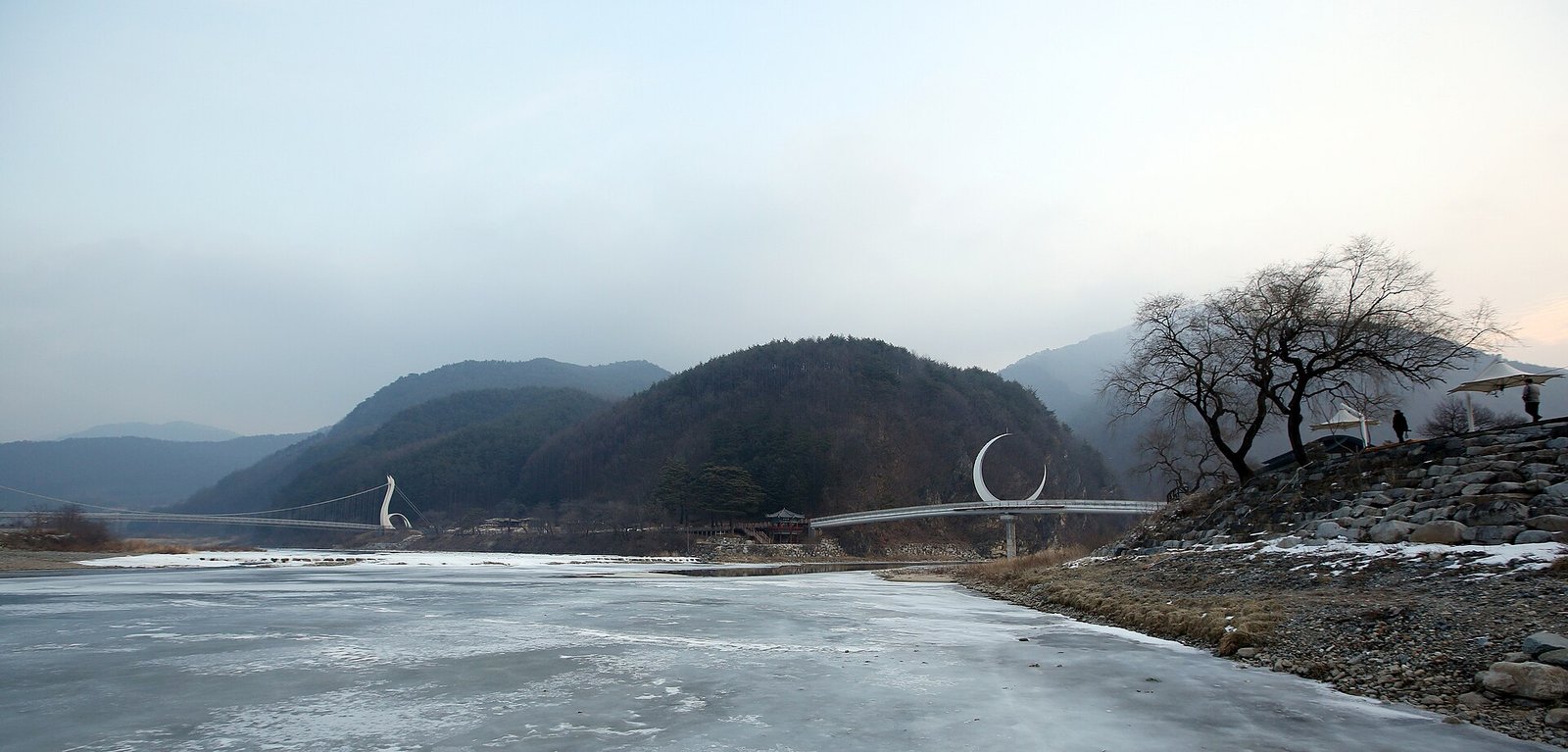 旌善阿吾羅只兩川匯流的冬季雪景與半月橋