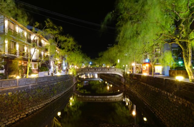 城崎溫泉大谿川沿岸的柳並木與石造太鼓橋夜景（兵庫縣豐岡市）