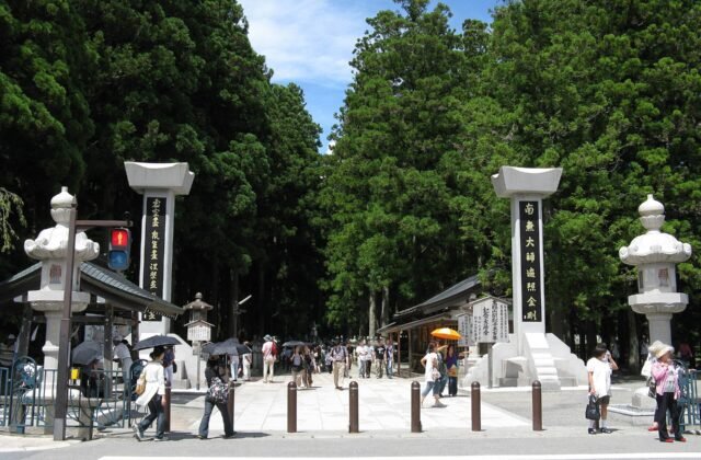 和歌山 高野山 奧之院 杉木參道與石燈籠