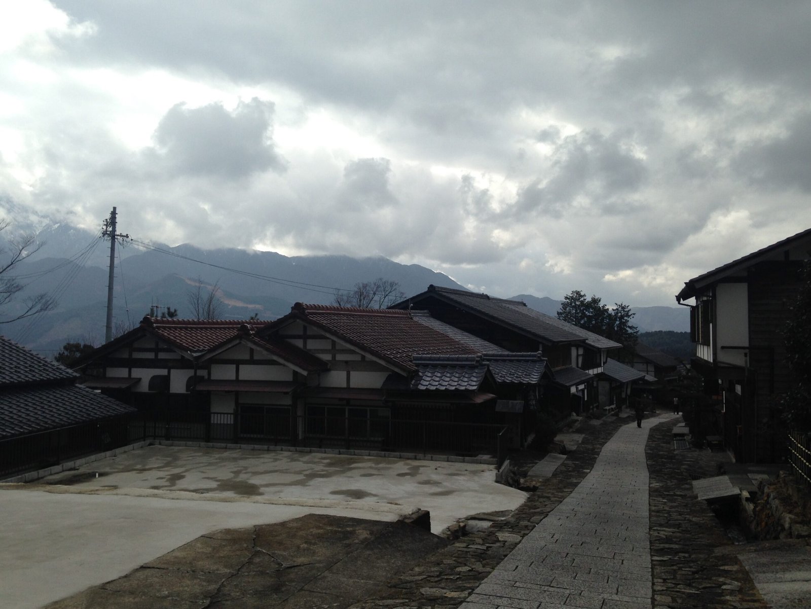 馬籠宿中山道石疊坡道與木造宿場房舍、遠望木曾群山