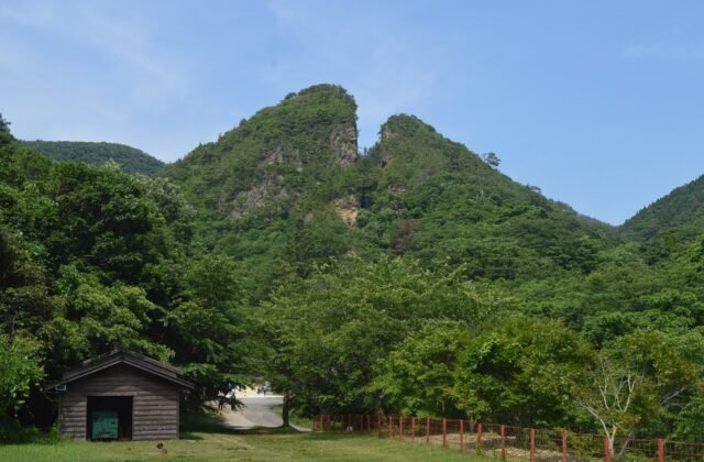 佐渡金山道遊の割戸，把山頭劈成兩半的巨大露天採金遺跡，UNESCO世界遺產