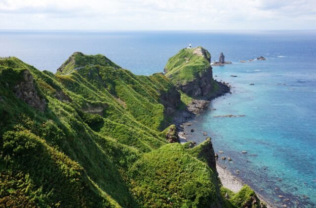 神威岬蜿蜒步道與層次分明的積丹藍海