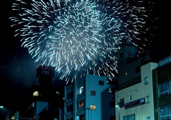 日本夏季花火大會夜空煙火，示意包車看花火