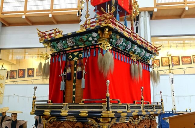 高山祭的華麗屋台，示意包車看祭典串遊飛驒