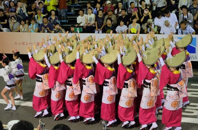 德島阿波舞的女踊り舞者，示意包車看祭典串遊四國