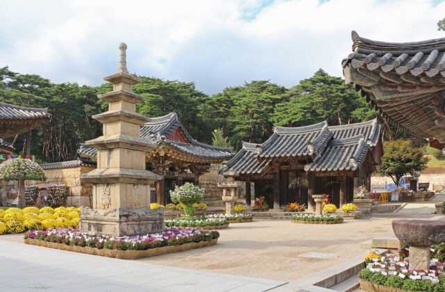 通度寺境內的三層石塔與殿宇（慶尚南道梁山）