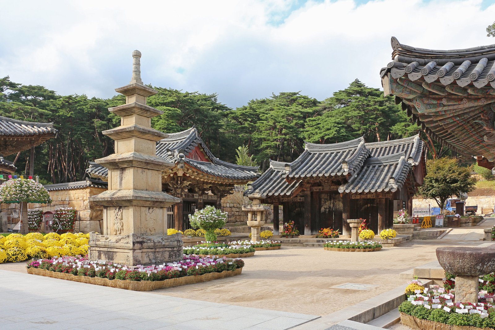 通度寺境內的三層石塔與殿宇（慶尚南道梁山）