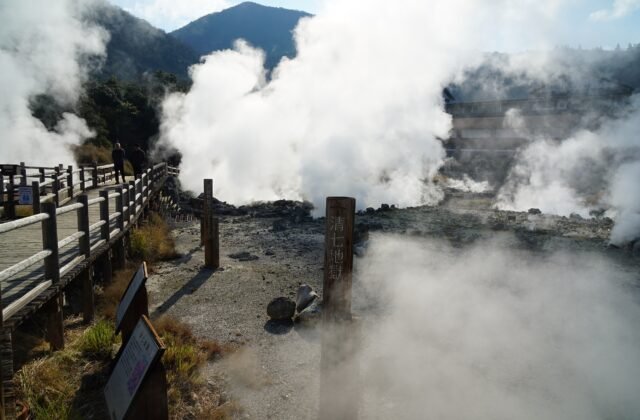 雲仙地獄硫磺蒸氣自地底噴出的火山地熱景觀與木棧道