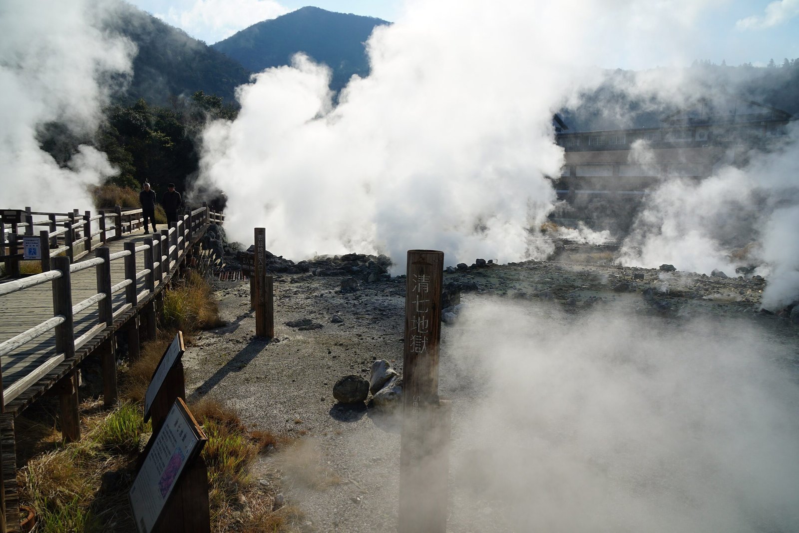 雲仙地獄硫磺蒸氣自地底噴出的火山地熱景觀與木棧道