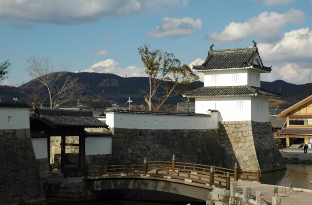赤穗城的白牆隅櫓與大手門，前方是石垣、護城河與木橋