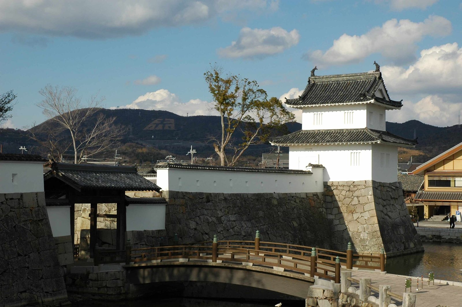 赤穗城的白牆隅櫓與大手門，前方是石垣、護城河與木橋