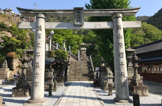 日本佐賀縣有田町陶山神社青花有田燒磁器鳥居與石階參道