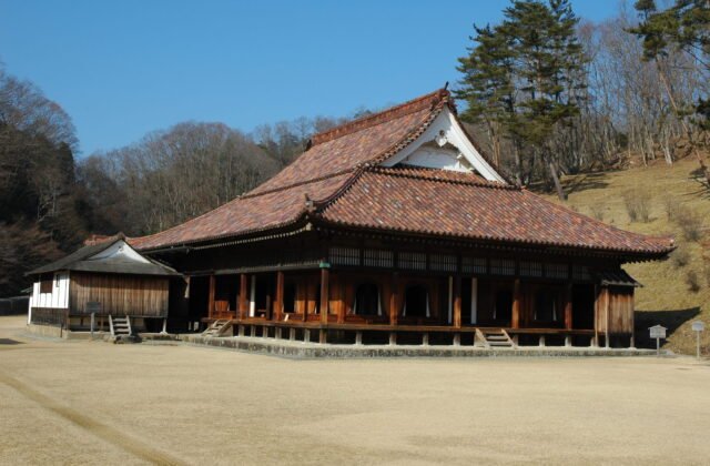 日本岡山縣備前市舊閑谷學校國寶講堂備前燒屋瓦與弧形石牆