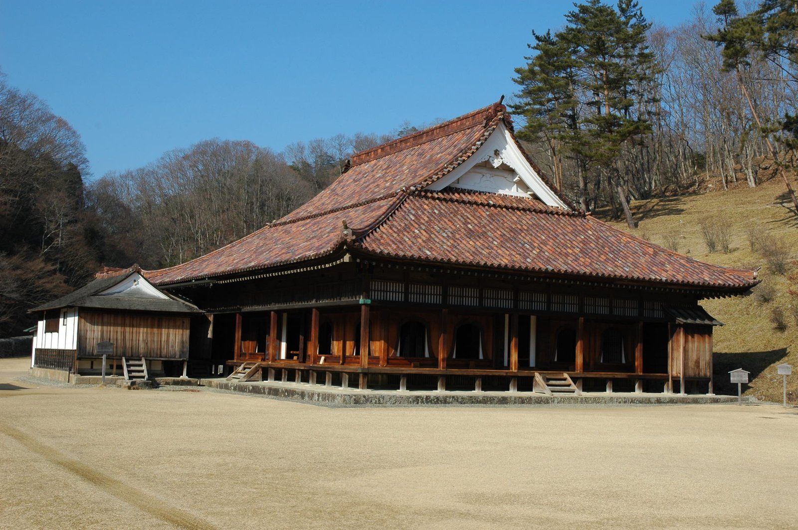 日本岡山縣備前市舊閑谷學校國寶講堂備前燒屋瓦與弧形石牆