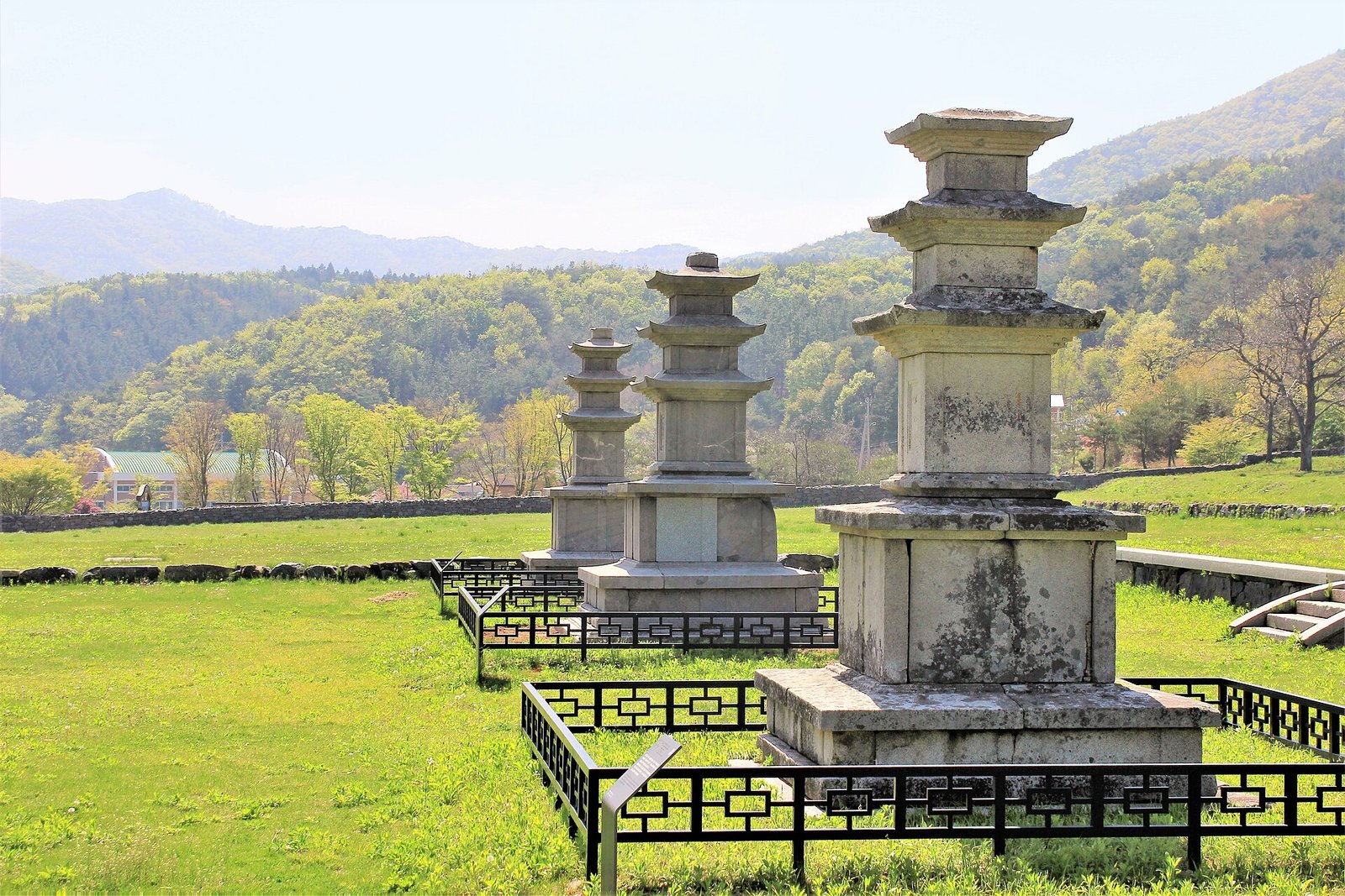 保寧聖住寺址上並列的三基三層石塔與山谷風景