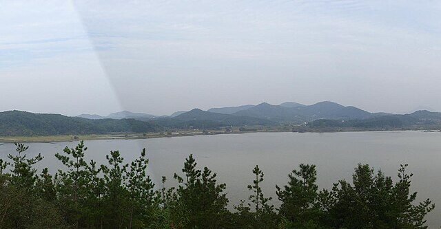 昌寧牛浦沼廣闊的水域與遠山
