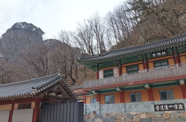 奉化清涼山的清涼寺，殿宇背倚六六峰的奇岩絕壁