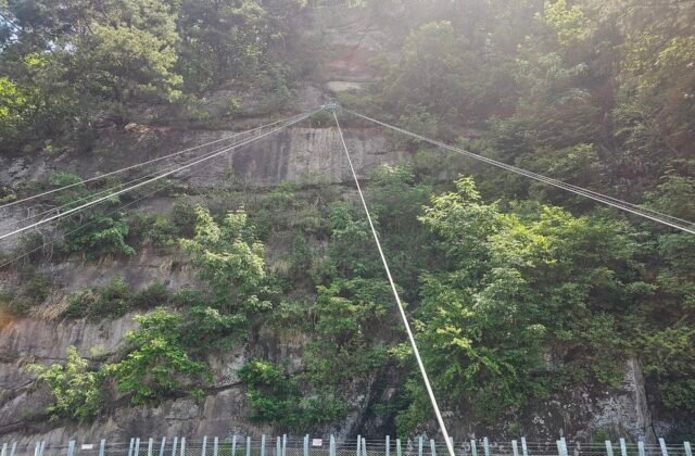 漢灘江柱狀節理길沿斷崖架設的棧道