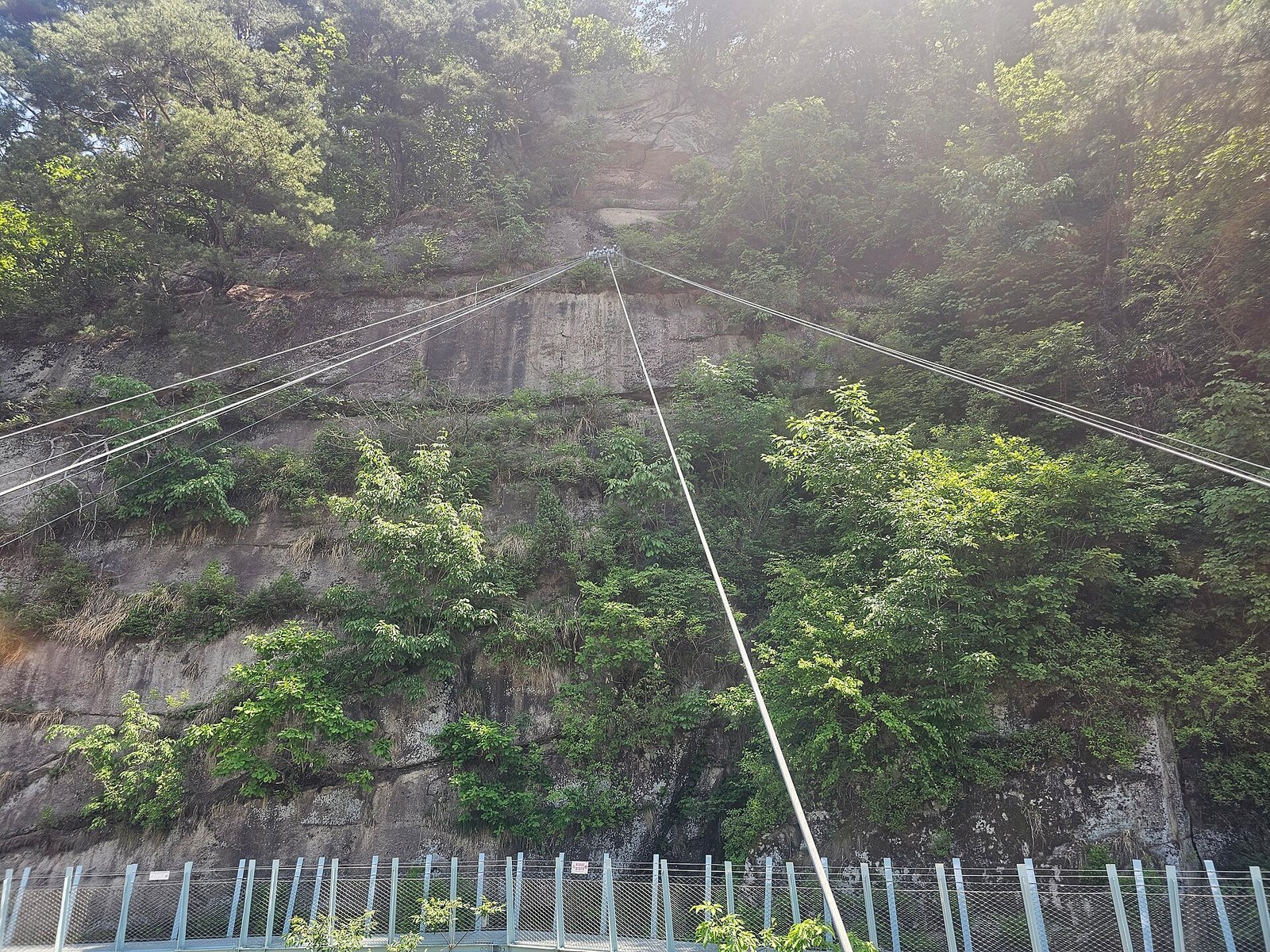 漢灘江柱狀節理길沿斷崖架設的棧道
