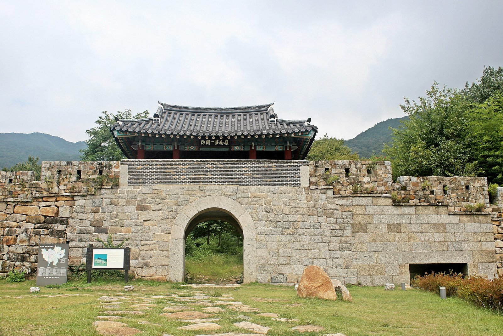 칠곡 가산산성 석축 성문과 문루