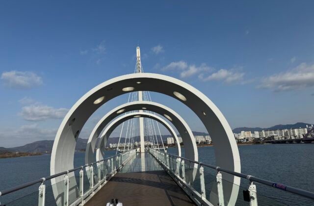 春川昭陽江天空步道的環形拱門與湖景