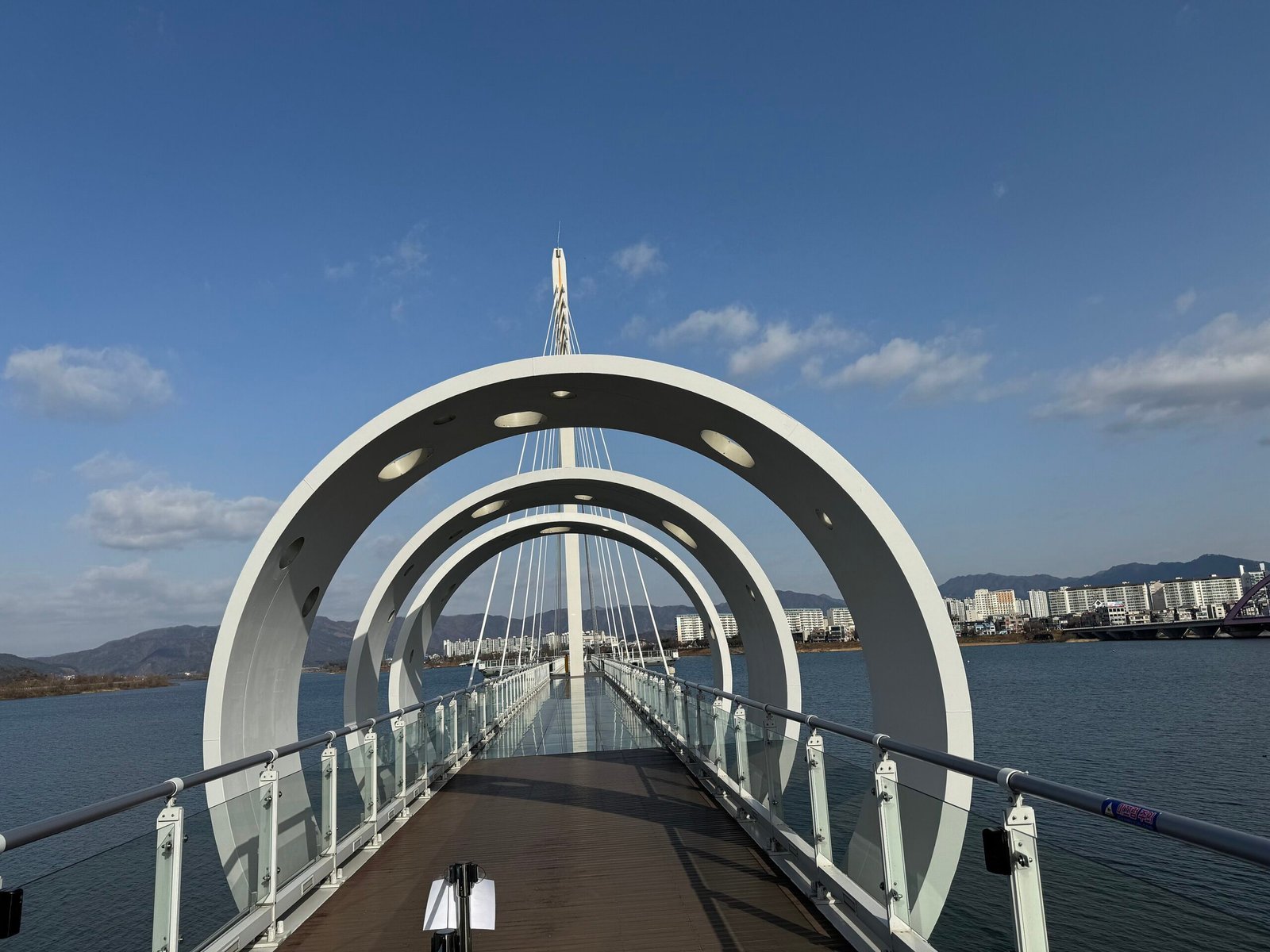 春川昭陽江天空步道的環形拱門與湖景