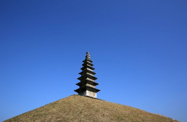 忠州塔坪里七層石塔，站在土丘上的統一新羅石塔