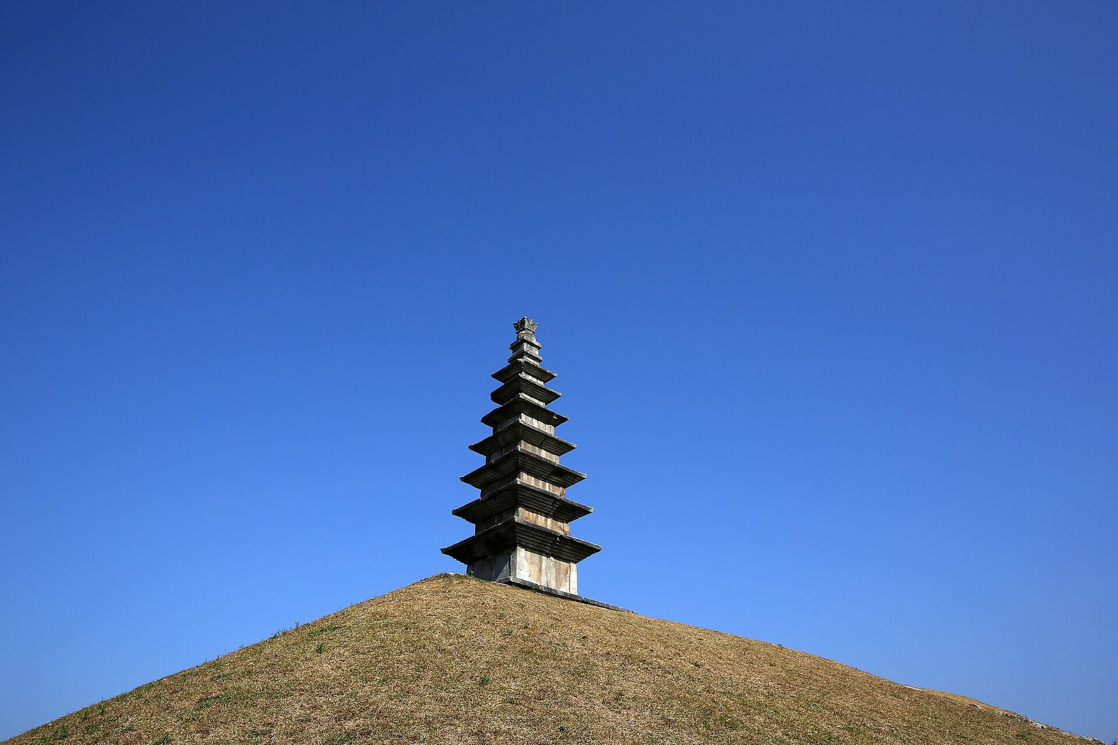 忠州塔坪里七層石塔，站在土丘上的統一新羅石塔