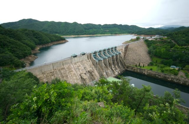 自高處俯瞰大清湖與大清水壩，湖水沿著群山蜿蜒