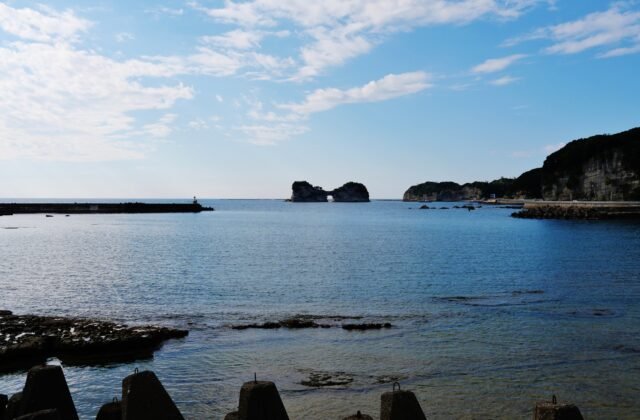 南紀白浜外海的円月島，島身中央有一個海蝕拱洞，襯著藍色海面與天空