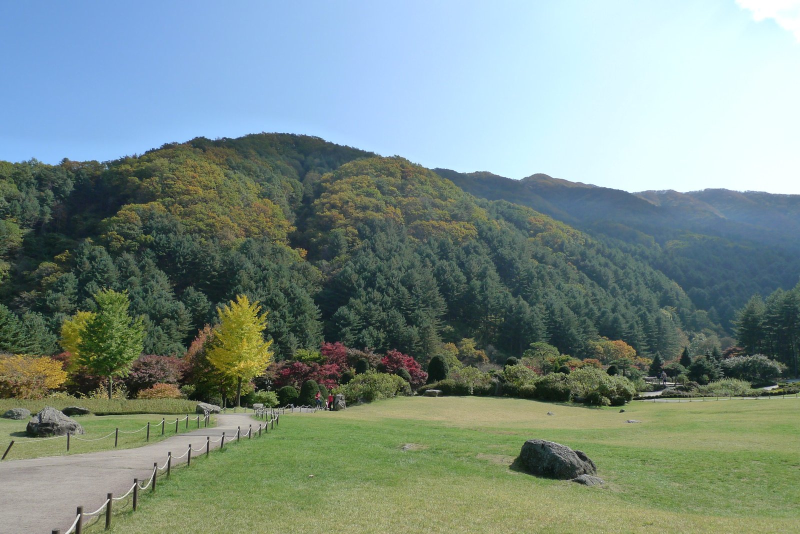 加平郡晨靜樹木園秋日庭園與遠山層疊
