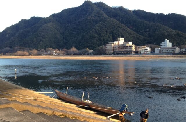 金華山山頂の岐阜城と長良川・鵜舟