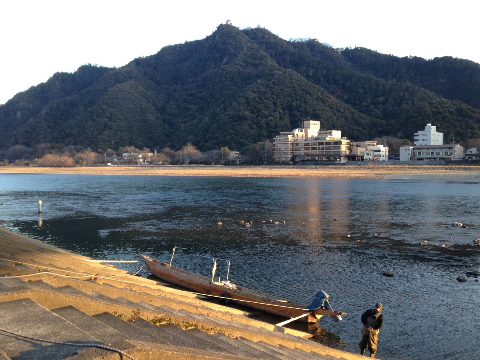 金華山山頂の岐阜城と長良川・鵜舟